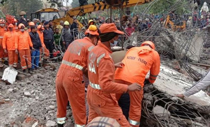 दरअसल, शनिवार रात दयानंद कॉलोनी के रहने वाले जयराम का 65 साल की उम्र में निधन हो गया।रिश्तेदार और परिवार के 100 से ज्यादा लोग अंतिम संस्कार करने के लिए मुरादनगर के श्मशान घाट में पहुंचे थे। इसी दौरान वह एक छत की नीछे खड़े हुए थे, तभी अचानक श्मशान घाट का लेंटर गिर गया। नीचे खड़े लोग मलबे में दब गए।