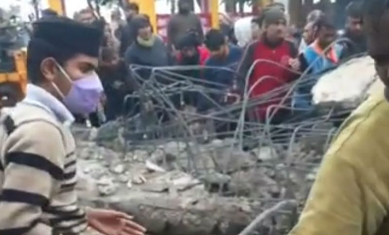 मुख्यमंत्री योगी आदित्यनाथ ने मरने वालों के आश्रितों को दो-दो लाख रुपए की आर्थिक मदद देने के निर्देश दिए हैं। साथ ही मंडलायुक्त मेरठ और एडीजी मेरठ जोन से घटना की रिपोर्ट मांगी है।