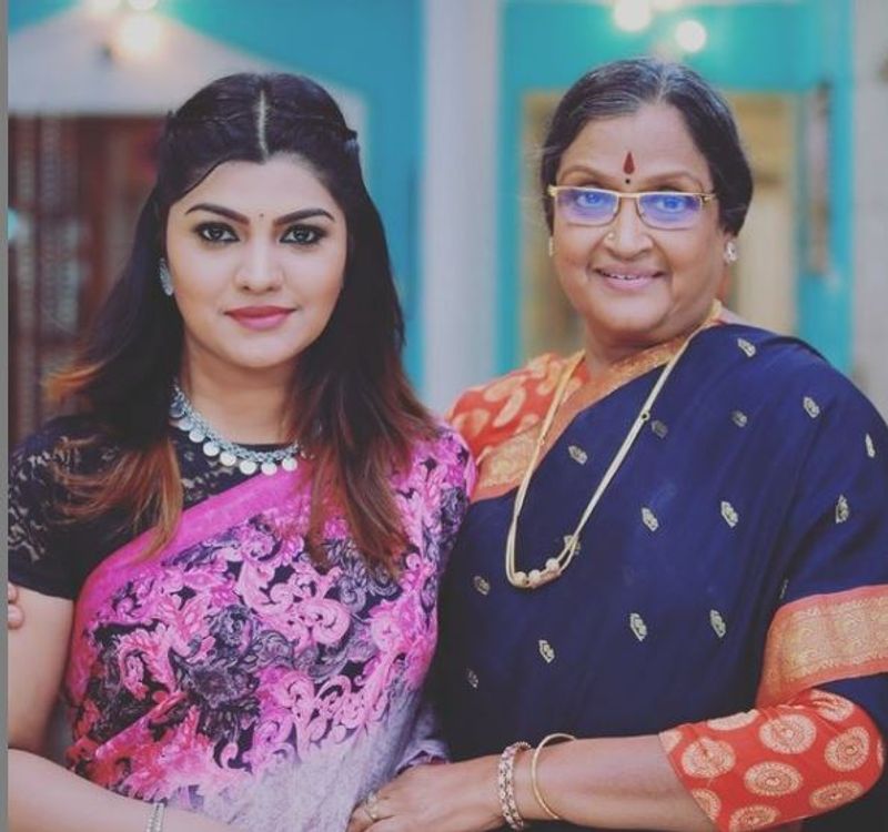 மேலும் இந்த சீரியலில் அதிரடி வில்லையாக ஷாமிலி நடித்து வருகிறார். தற்போது இவர் கர்ப்பமாக உள்ளதால் இந்த சீரியலில் இருந்து விலகியுள்ளதாக கூறியுள்ளார்.