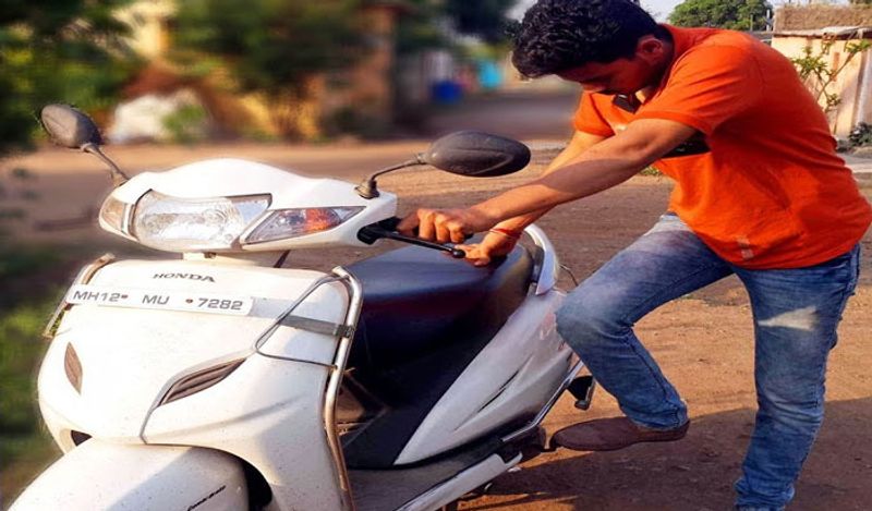 <p>सर्दियों में सुबह-सुबह किसी काम से बाहर निकलो और आपकी गाड़ी स्टार्ट ना हो, तो चिढ़ना स्वाभाविक है। खासकर अगर आप किसी काम के लिए लेट हो रहे हैं, तब ऐसा होने पर काफी गुस्सा आता है। </p>