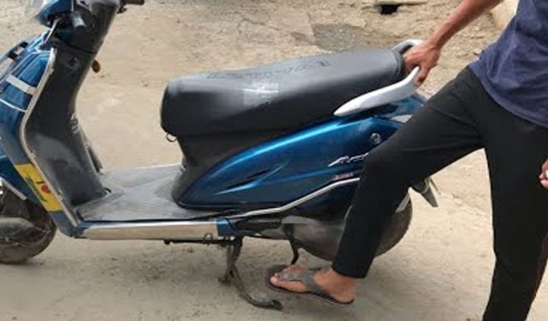 <p>सबसे ख़ास चीज, ठंड में कोशिश करें कि स्कूटी या बाइक को घर के अंदर किसी जगह पार्क करें। अगर ऐसा करना बिलकुल पॉसिबल नहीं है, तो गाड़ी मोटी प्लास्टिक का कवर चढ़ाएं। ताकि अधिक ठंड में बाइक का तापमान ज्यादा ना गिरे। </p>