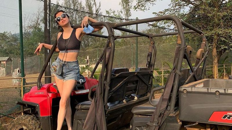 सामने आई एक फोटो में वे गाड़ी के बाहर लटकी नजर आई वहीं, उनका बेटा और पति भूषण कुमार गाड़ी में बैठे नजर आए। 