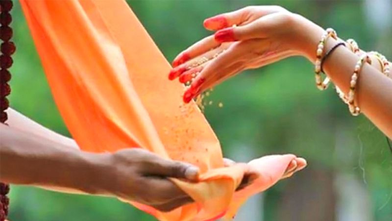 2. ब्राह्मणों को दान करें
धर्म ग्रंथों के अनुसार, ब्राह्मण भगवान ब्रह्मा के मुख से उत्पन्न हुए हैं। पुराणों में ब्राह्मणों को सबसे ऊंचा स्थान दिया गया है। बुरा सपना आए तो सुबह स्नान आदि करने के बाद किसी योग्य ब्राह्मण को अपनी इच्छा अनुसार कुछ दान करें।
