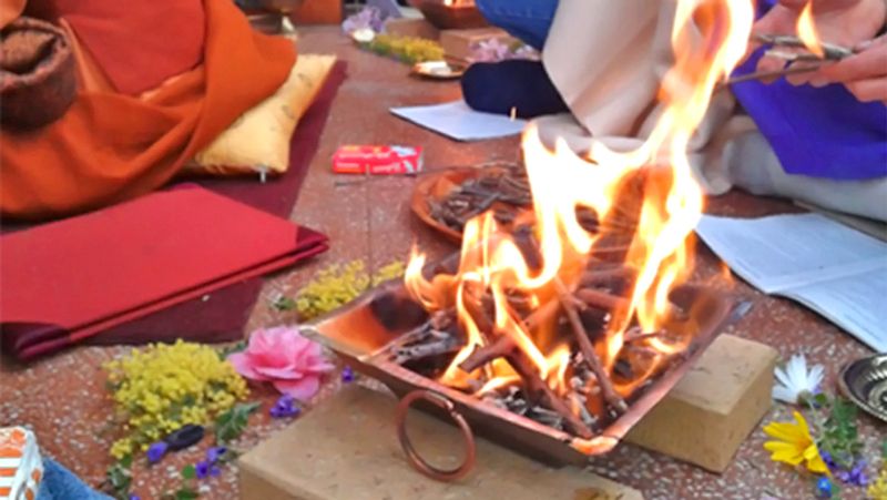 3. तिल से हवन करें
कई बार बुरे सपनों का कारण घर के आस-पास रहने वाली नकारात्मक ऊर्जा भी होती है। घर की सुख-शांति के लिए नकारात्मक ऊजाओं को घर से दूर रखना बहुत जरुरी होता है। तिल का हवन करने के यह काम किया जा सकता है। नियमित रूप से तिल का हवन करने पर बुरे सपनों से बच सकते हैं।
