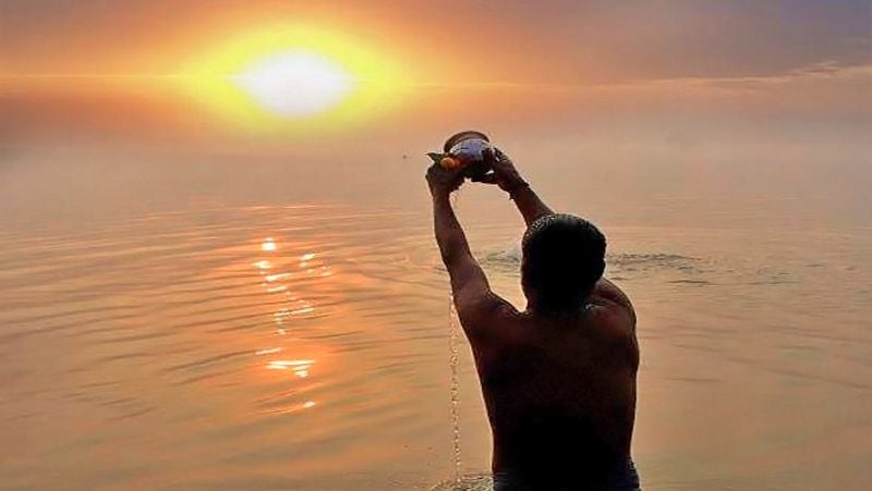 5. सूर्य को जल चढ़ाएं
सूर्य को जल चढ़ाने पर जल की जो बूंदे मनुष्य के शरीर को स्पर्श करती है, वह मनुष्य के तन और मन की शुद्धि करती हैं। रोज सूर्य को जल चढ़ाने से मनुष्य का मन और विचार शुद्ध रहते हैं और उसे बुरे सपने नहीं आते।
