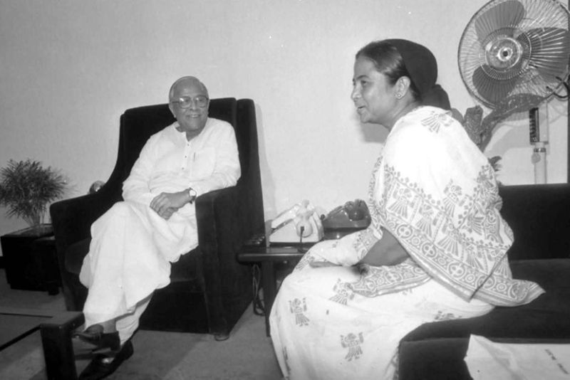 ममता बैनर्जी ने बंगाल की राजनीति से कम्यूनिस्ट पार्टी ऑफ इंडिया(मार्क्सवादी) के करीब 34 साल लंबे शासनकाल को खत्म किया था। बता दें कि स्व. ज्योति बसु 1977 से 2000 तक पश्चिम बंगाल के मुख्यमंत्री रहे।
(ज्योति बसु के साथ ममता)