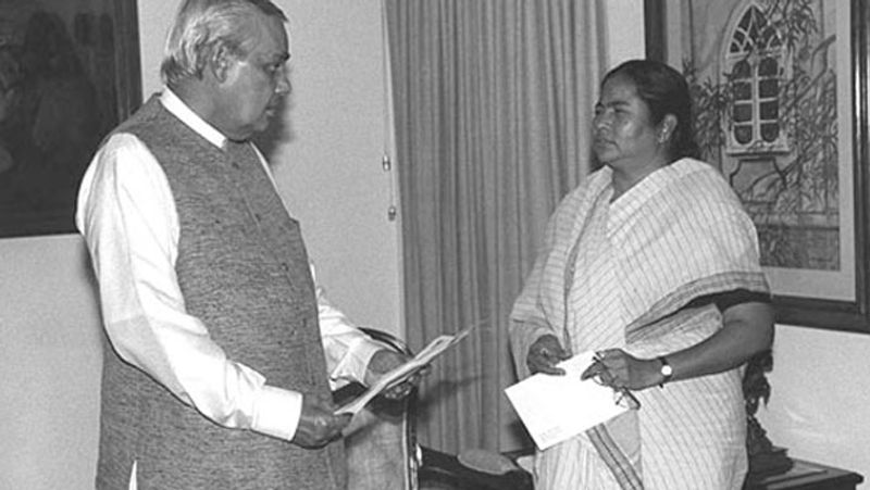 ममता बैनर्जी जयललिता के बाद दूसरी ऐसी महिला मुख्यमंत्री रही हैं, जो एनडीए सरकार के लिए हमेशा परेशानी बनी रहीं। 1996 में वाजपेयी की 13 दिन की सरकार के बाद देवेगौड़ा की सरकार बनी। तब ममता कांग्रेस की सांसद थीं। वे देवेगौड़ा सरकार के खिलाफ अविश्वास प्रस्ताव लाने पर अड़ी थीं। उस वक्त जॉर्ज फर्नांडिस ममता बैनर्जी को वाजपेयी से मिलाने ले गए थे। वाजपेयी ने तब उनका नाम फायरिंग लेडी रखा था।
(स्व. अटलजी के साथ ममता बैनर्जी)
