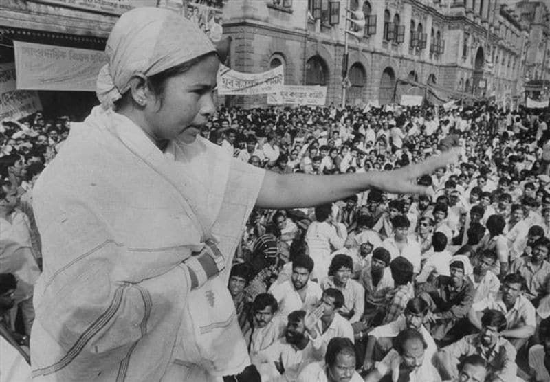 ममता बैनर्जी किशोर अवस्था से ही समाजसेवा से जुड़ी रहीं। उन्होंने तय किया था कि वे ताउम्र कुंवारी रहेंगी। यह वजह है कि उनके व्यक्तित्व में जोश झलकता है। वे किसी से दबती नहीं हैं।