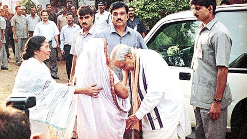 एक बार ममता बैनर्जी ने पेट्रोल-डीजल के दामों में बढ़ोतरी को लेकर हंगामा कर दिया। वाजपेयी खुद उन्हें मनाने कोलकाता पहुंचे। तब वाजपेयी ने उनकी मां के पैर छूकर कहा था कि आपकी बेटी बहुत शरारती है।
(ममता बैनर्जी के पैर छूते वाजपेयी)