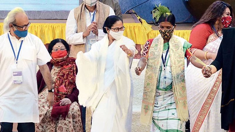 ममता बैनर्जी को गीत-संगीत में बहुत रुचि है। 2018 में उन्होंने दुर्गा पूजा पर आधारित अपना एलबम रौद्रर छाया लॉन्च किया था। इसमें उन्होंने 7 गाने कंपोज किए थे। 