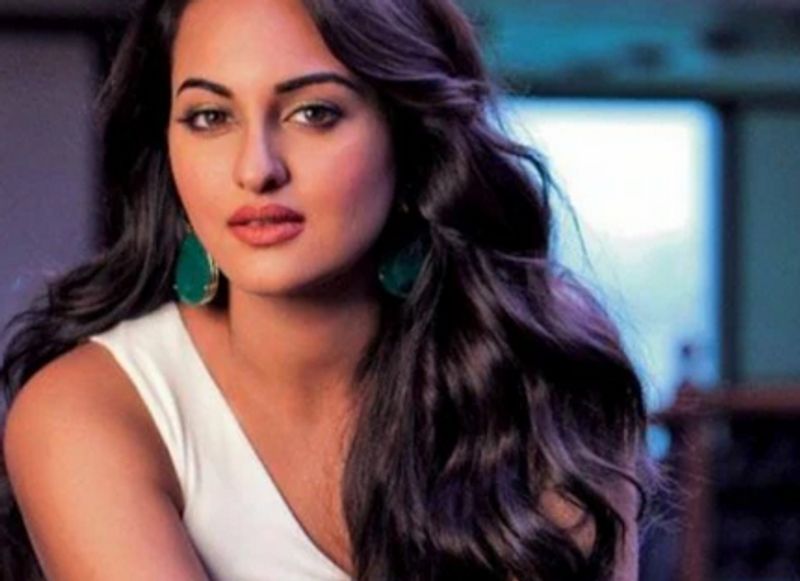 এমনকি স্কুল ছেড়ে দেওয়ার সিদ্ধান্তও নিয়েছিলেন তিনি। কিন্তু কেন! তখন সবে মাত্র ৬ বা ৭ -এ পড়তেন সোনাক্ষী।