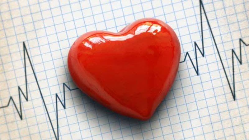 हार्ट फेल्योर का खतरा
AFib के दौरान हेल्थ सर्विस मंहगी भी होती है। जिसमें इमरजेंसी वार्ड, अस्पताल में भर्ती करने की स्थिति बनती है। अगर समय में इलाज न किया जाए तो हार्ट फेल्योर होना, स्ट्रोक का भी कारण AFib बन सकता है। 