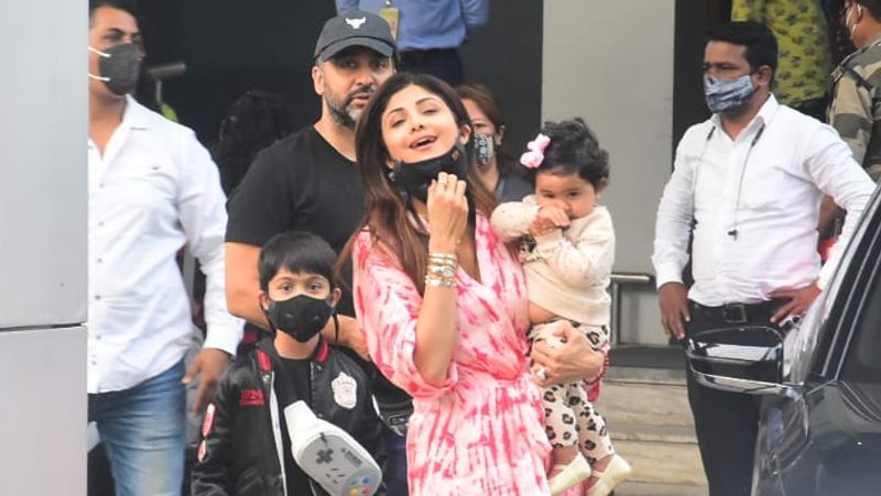 এর পাশাপাশি শিল্পা জানিয়েছেন, মাস্ক পরা, পাশাপাশি দূরত্ব বজায় রাখা এবং সকলকেই কোভিড বিধি মেন চলার আবেদনও জানিয়েছন শিল্পা।