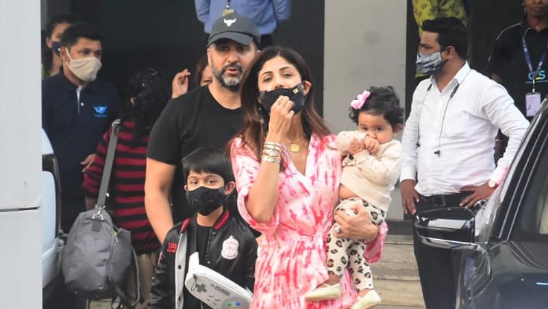 शिल्पा शेट्टी ने एयरपोर्ट से बाहर आने के बाद फैमिली के साथ कैमरामैन को पोज दिए। उनके साथ पति राज कुंद्रा और बेटा विआन थे। शिल्पा ने बेटी को गोद में ले रखा था।