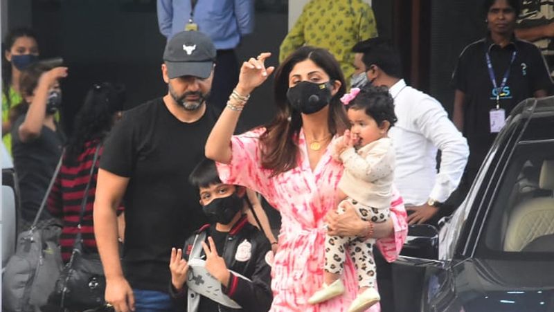 फोटोग्राफर्स को पोज देते समय शिल्पा शेट्टी का बेटा विआन मस्ती के मूड में नजर आया। सभी ने सेफ्टी के लिए चेहरे पर मास्क लगा रखा था।