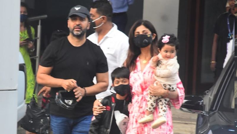 फैमिली के साथ पोज देते समय शिल्पा अपने दोनों बच्चों का खासतौर पर ध्यान रखे हुए थी। हालांकि, मम्मी की गोद समीशा कैमरा की तरफ देखने के बजाए यहां-वहां देख रही थी। 