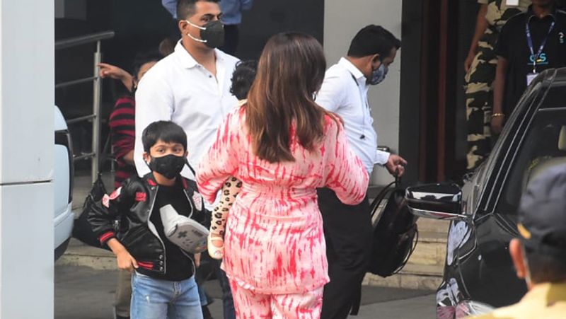 कैमरामैन को पोज देने के बाद शिल्पा अपना लगेज देखने में बिजी हो गई। हालांकि, उनका बेटा विआन कैमरामैन को पोज ही देता रहा।