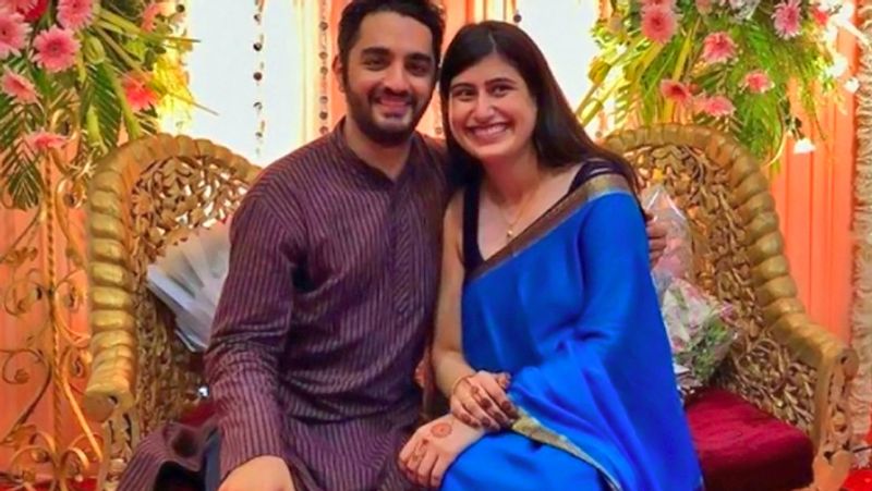 परजान दस्तूर ने शादी की फोटो में पत्नी डेलना और खुद को टैग करते हुए लिखा- स्टार इज शाइनिंग। बता दें कि 4 महीने पहले परजान ने सोशल मीडिया पर इस बात के संकेत दिए थे कि वो नए साल यानी जनवरी, 2021 में शादी कर सकते हैं। 