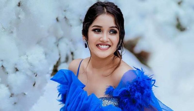 அப்படி தற்போது அல்ட்ரா மார்டன் உடையில் அனிகா கோவா கரடற்கரைக்கு விசிட் அடித்த புகைப்படங்களை வெளியிட்டுள்ளார்.