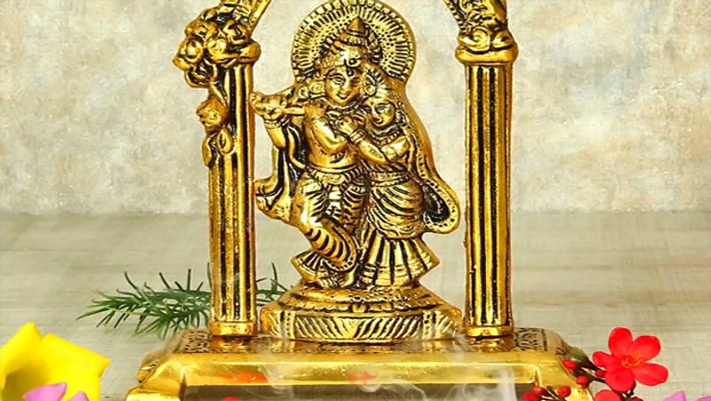 देवी-देवताओं की मूर्तियां- लकड़ी या सोने-चांदी के सिंहासन या बाजोट पर थोड़े से चावल रखकर उसके ऊपर देवी-देवताओं की मूर्तियां स्थापित करनी चाहिए।