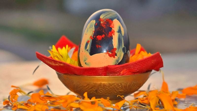  शालिग्राम- शालिग्राम को साफ़ रेशमी कपड़ें पर रखना चाहिए, क्योंकि ये भगवान विष्णु के स्वरूप हैं।