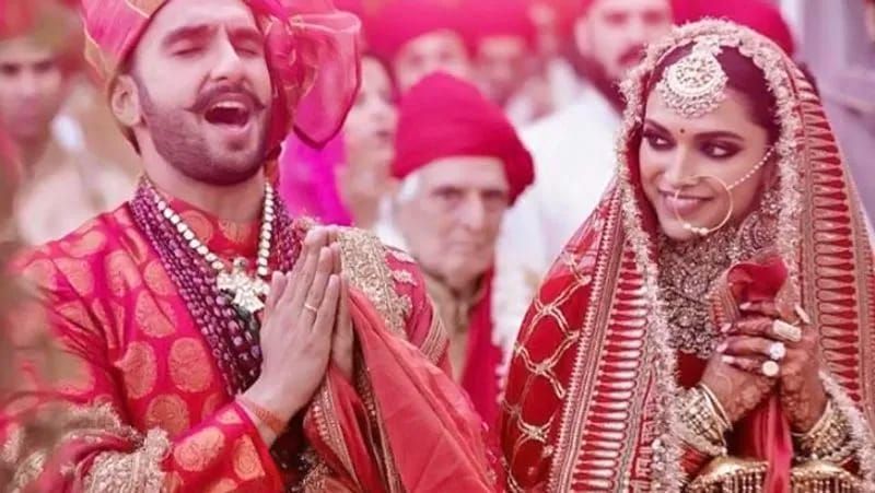 চোখের পলক সড়তে না সড়তেই কেটে গেল ২ বছর। বিয়ের ২ বছর পার হলেও তার রোম্যান্স যে আর গাঢ় হয়েছে তা আর বলার অপেক্ষা রাখেনা। তারকা জুটিকে নিয়ে জল্পনার শেষ নেই। সকলেই তার খুশির খবরের জন্য আগ্রহী হয়ে রয়েছে। এর মধ্যেই পুরোনো ভিডিও ঘিরে তোলপাড় সোশ্যাল মিডিয়া।
