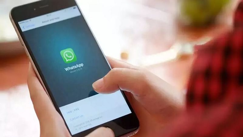 वॉट्सऐप की नई पॉलिसी (WhatsApp New Policy)
WhatsApp सर्विस और डेटा की प्रोसेसिंग।
फेसबुक की कंपनियां और सर्विस WhatsApp के चैट को स्टोर कर सकते हैं।
फेसबुक के दूसरे प्रोडक्ट का एकीकरण।