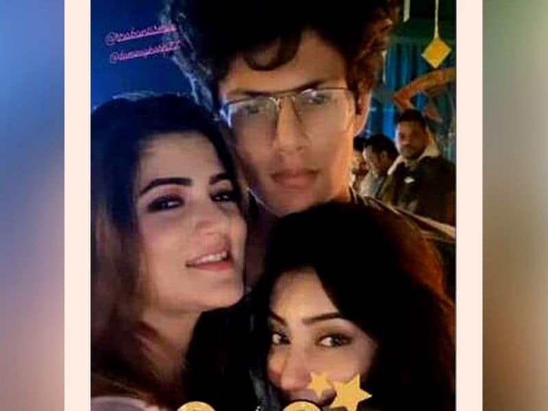 অভিমন্যুর ইনস্টা স্টোরিতে মা এবং প্রেমিকার সঙ্গে অন্তরঙ্গ অবস্থায় দেখা গিয়েছে শ্রাবন্তী পুত্রকে।