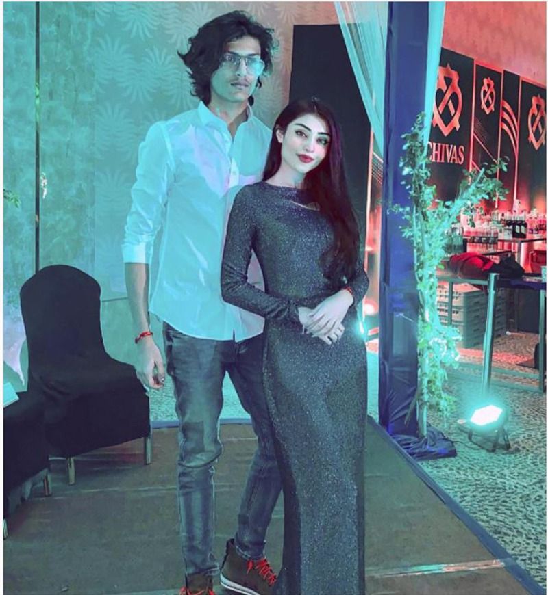 <p><br />
চুম্বন থেকে ঘনিষ্ঠতা নিয়ে বারেবারে শিরোনামে উঠে আসছেন শ্রাবন্তীর ছেলে। ছেলের সম্পর্ক নিয়েও একবারেই রক্ষণশীল নন মা শ্রাবন্তী। অভিনেত্রী জানিয়েছেন, 'এই বয়সে তো এইরকম হবেই। প্রেমের বয়স প্রেম করছে তাতে আপত্তি করার কি রয়েছে'।</p>
