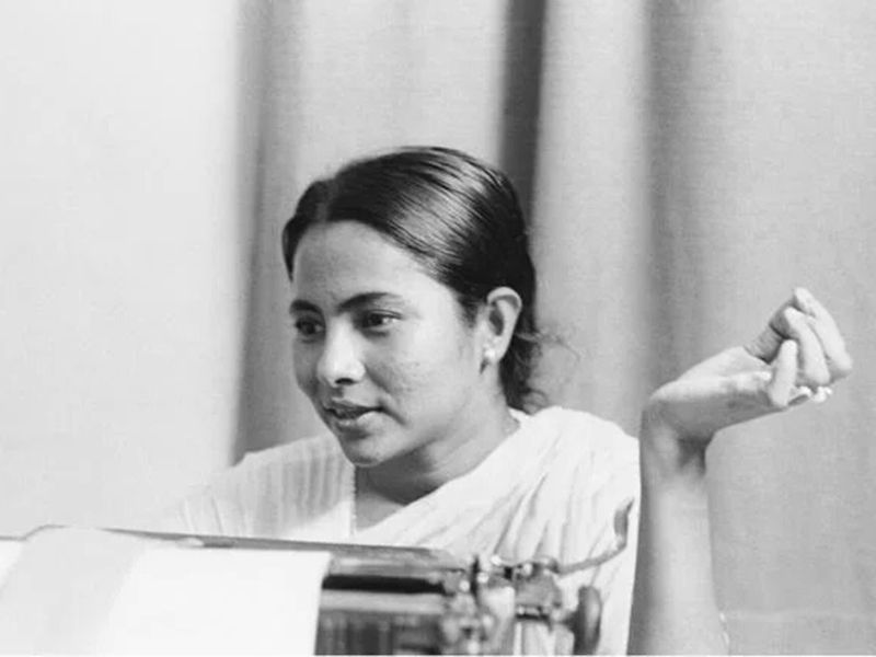 <p>কলেজ জীবনে ছাত্র সংসদ করার পর ১৯৮৪ সালে সিপিএমের হেভিওয়েট প্রার্থী সোমনাথ চট্টোপাধ্যায়কে যাদবপুর কেন্দ্র থেকে হারিয়ে লোকসভায় প্রথম প্রবেশ। প্রথম নির্বাচনেই সোমনাথ চট্টোপাধ্যায়কে হারিয়ে সকলকে চমকে দেন।<br />
</p>