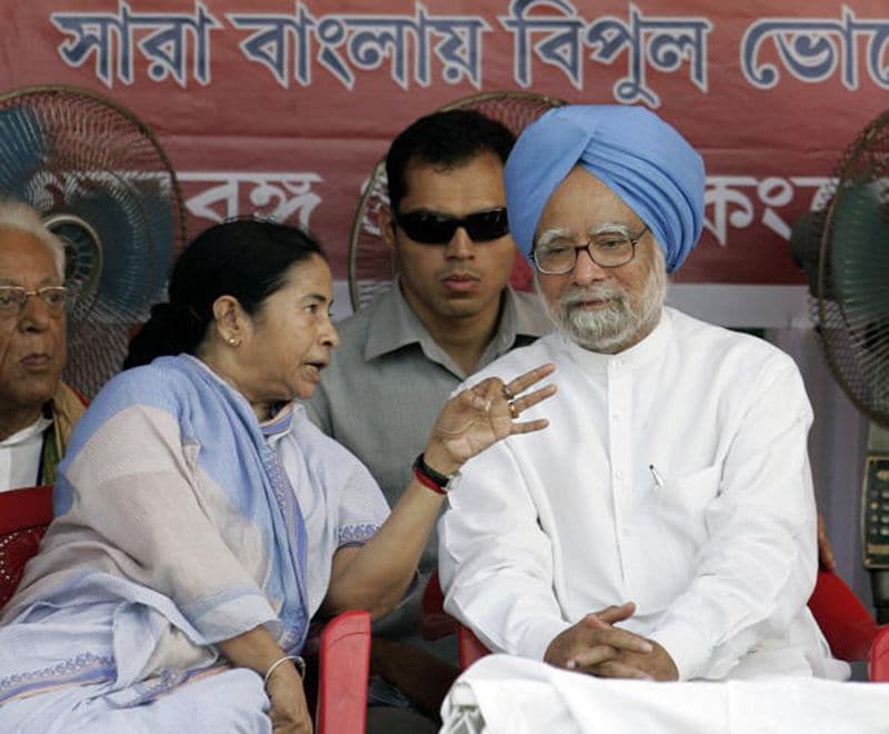 <p>২০০১ সালে বনিবনা না হওয়ায় এনডিএ ছেড়ে বেরিয়ে আসেন। বিধানসভা নির্বাচনে কংগ্রেসের সঙ্গে জোট করে লড়েন। নির্বাচনে হারে পর সেই বছরই ফের যোগ দেন এনডিএ-তে।<br />
</p>