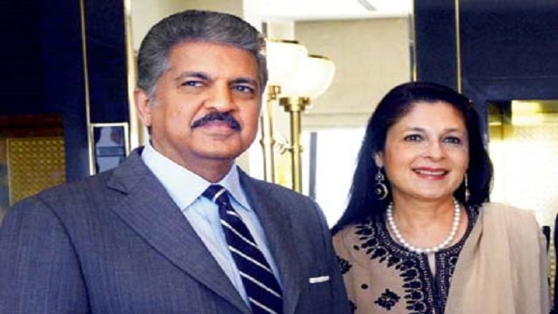 आनंद महिन्द्रा ने एक पत्रकार अनुराधा से शादी की। अनुराधा ने दो मैगजीन 'मेन्स वर्ल्ड' और 'रोलिंग स्टोन इंडिया' की एडिटर-इन-चीफ रहीं। इन दोनों ने अमेरिका के बोस्टन में एक साथ पढ़ाई की थी। इनकी दो बेटियां हैं।