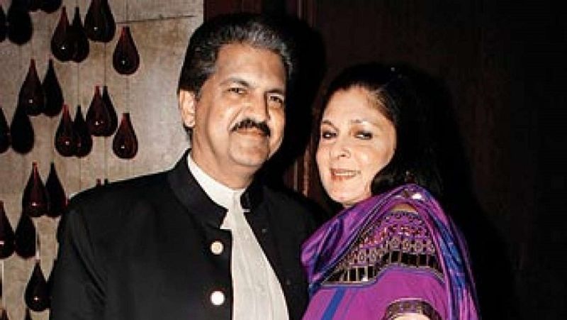 आनंद महिन्द्र की अनुराधा से मुलाकात मध्य प्रदेश के इंदौर में हुई थी। उनके बीच दोस्ती हो गई। आगे चल कर ऐसा संयोग हुआ कि दोनों ने एक साथ ही पढ़ाई की। आनंद महिन्द्रा समय मिलने पर अपनी पत्नी के साथ वक्त गुजारना पसंद करते हैं। दोनों के बीच काफी मजबूत बॉन्डिंग है।