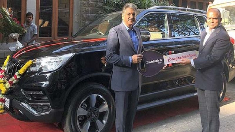 आनंद महिन्द्रा अल्टुरस जी4 कार का भी इस्तेमाल करते हैं। यह महिन्द्रा की सबसे महंगी कारों में से एक है। जब उन्हें इस कार की डिलिवरी मिली थी, तब आनंद महिन्द्रा ने ट्विटर पर अपने फॉलोअर्स से इसका नाम रखने के लिए सुझाव मांगे थे। उन्होंने नाम सुझाने वाले को इस कार का एक डाईकास्ट मॉडल उपहार में देने की भी घोषणा की थी। बाद में उन्होंने इस कार का नाम 'बाज' रखा।
