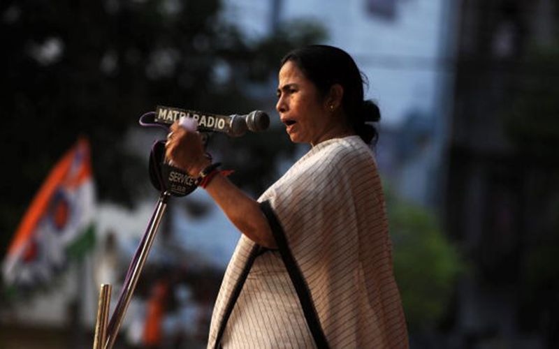 <p>১৯৯৭ সালে কংগ্রেস থেকে পদত্যাগ করেন মমতা বন্দ্যোপাধ্যায়। সর্বভারতীয় তৃণমূল কংগ্রেস নামে নতুন দল তৈরি করে নতুন করে রাজনৈতিক কেরিয়ার শুরু করেন।<br />
</p>