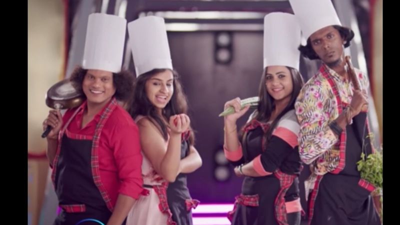 ஒரு சமையல் நிகழ்ச்சியை, இந்த அளவிற்கு சுவாரஸ்யமாகவும், காமெடியாகவும் நடத்த முடியுமா? என பலரையும் ஆச்சர்யப்படுத்தி வரும் நிகழ்ச்சி 'குக் வித் கோமாளி'.
