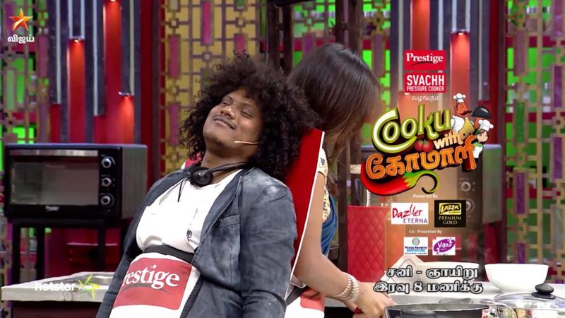 விஜய் தொலைக்காட்சியில் எத்தனையோ நிகழ்ச்சிகள் ஒளிபரப்பானாலும் சில நிகழ்ச்சிகள் மக்கள் மனதில் பேராதரவு பெற்று விடுகின்றன. அப்படி ரசிகர்களின் ஏகபோக வரவேற்பை பெற்ற நிகழ்ச்சியாக ‘குக் வித் கோமாளி’ உள்ளது.
