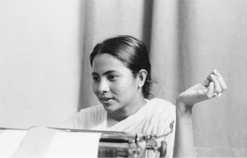 1970 में की राजनीति की शुरुआत
ममता बंगाल के मुख्यमंत्री की कुर्सी पर 10 साल पूरे कर चुकी हैं। ममता बनर्जी ने 1970 से दशक में कांग्रेस से राजनीतिक करियर की शुरुआत की थी। वे 1975 में महिला कांग्रेस की जनरल सेक्रेटरी बनी। 1978 में वे कलकत्ता दक्षिण की जिला कांग्रेस कमेटी की सेक्रेटरी बनीं। 1984 में वे पहली बार दक्षिण कोलकाता से कांग्रेस के टिकट पर लोकसभा चुनाव जीतीं। 1991 में वे इस सीट से फिर जीत कर लोकसभा पहुंचीं। उन्हें यूपीए सरकार में मानव संसाधन विकास राज्यमंत्री बनाया गया। ममता 1996 में फिर सांसद बनीं। 