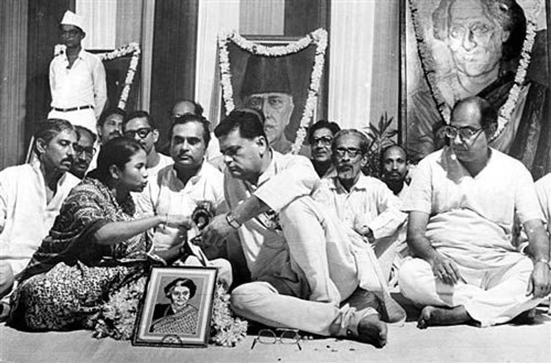 ममता बनर्जी पश्चिम बंगाल की पहली महिला मुख्यमंत्री हैं। मौजूदा वक्त में वे विपक्ष का बड़ा चेहरा हैं। ममता को उनके फैसले और आक्रामक रवैये के लिए जाना जाता है। एक समय था जब ममता बनर्जी ने कांग्रेस से अपनी राजनीति की शुरुआत की थी। उन्हें राजीव गांधी का खास माना जाता था। 