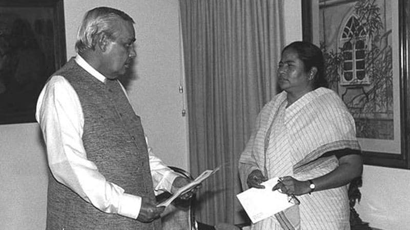 एनडीए में शामिल हुईं ममता
1999 में ममता बनर्जी एनडीए में शामिल हुईं। उन्हें अटल बिहारी वाजपेयी की करीबी माना जाता था। उन्हें अटल बिहारी सरकार में रेल मंत्री की जिम्मेदारी मिली। हालांकि, बाद में उन्होंने इस्तीफा दे दिया। इसके बाद राज्य में विधानसभा चुनाव में कांग्रेस के साथ हाथ मिलाया। लेकिन इस चुनाव में उन्हें वाम दलों के खिलाफ हार का सामना करना पड़ा। 