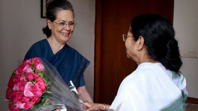 जब कांग्रेस से तोड़ा नाता
1997 में ममता ने कांग्रेस से नाता तोड़ने का ऐलान किया। वहीं, सोनिया गांधी ने ममता को कांग्रेस में शामिल रखने के लिए हर संभव प्रयास किए। हालांकि, ममता ने कहा, वे राजीव गांधी के लिए कुछ भी कर सकती हैं लेकिन कांग्रेस में नहीं रहेंगी। क्योंकि उनके खिलाफ एक विरोधी धड़ा काम कर रहा है। इसके बाद ममता ने तृणमूल कांग्रेस बनाई। 
