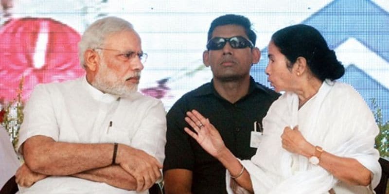 2019: भाजपा ममता का किला भेदने में कामयाब
2019 लोकसभा चुनाव में भी टीएमसी राज्य की सबसे बड़ी पार्टी बनकर उभरी। हालांकि, इस बार भाजपा ममता बनर्जी के किले को भेदने में कामयाब रही। भाजपा ने 44 सीटों में से 18 पर जीत हासिल की। वहीं, टीएमसी 22 सीटें जीतीं। 