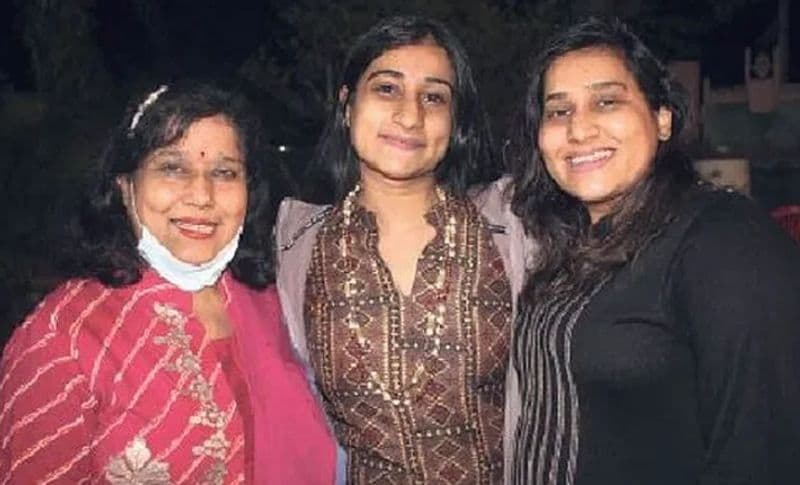 बेटी की इस सफलता से माता-पिता से लेकर पूरा परिवार खुश है। रिजल्ट आने के बाद अंजिल मां ने अपनी बेटी का फूलों से स्वागत कर तिलक लगा आरती उतारी। साथ ही आर्शीवाद दिया कि ऐसे ही कामयाबी पाते रहो।