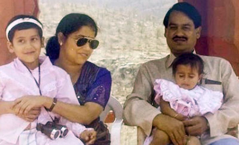 अंजलि ने कहा अगर मेरी बड़ी दीदी आकांक्षा मेरे साथ मेहनत नहीं करती तो शायद वह इस मुकाम तक नहीं पहुंच सकती थी। उन्होंने मुझे पढ़ाया और हर समय मोटिवेट किया वो हर वक्त मेरे साथ रहती थीं। वो अपना काम निपटा लेने के बाद मेरी तैयारी में जुट जाती थीं। यहां तक कि उन्होंने सिविल परीक्षा से लेकर इंटरव्यू तक की रणनीति बनाने में पूरी मदद की। जब मैं निराश हो जाती तो वह मेराहौसला बढ़ाती थीं।