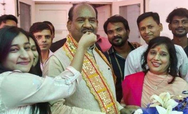 अंजली ने बतया कि मेरे परिवार में पिता राजनीतिज्ञ हैं और मां चिकित्सक हैं। जबकि मेरी बड़ी बहन एक सीए है, लेकिन मैंने इन सबके बावजूद प्रशासनिक सेवाओं के क्षेत्र में जाने के मन बनाया। जिसके लिए वह प्रतिदिन 10 से 12 घंटे परीक्षा की तैयारी करती थीं। क्योंकि मैं भी चाहती थी कि अपने परिवार से अलग होकर अपनी मेहनत से स्वयं के पैरों पर खड़ा हो सकूं। मेरे जीवन का लक्षय था गरीबों की मदद और समाज की सेवा करना।