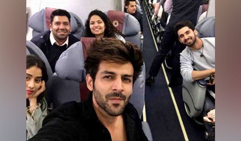 सोशल मीडिया ये फोटो काफी चर्चा में रही थी, जिसके बाद से लोगों को इशारा जाह्नवी कपूर की ओर था और इनके रिश्ते को लेकर सवाल उठे थे। बहरहाल, अगर कार्तिक के वर्कफ्रंट की बात की जाए तो वो अपकमिंग फिल्म 'भूल भुलैया' में नजर आएंगे। फैंस को भी इसका बेसब्री से इंतजार है। मूवी के पोस्ट भी जारी किए जा चुके हैं।

