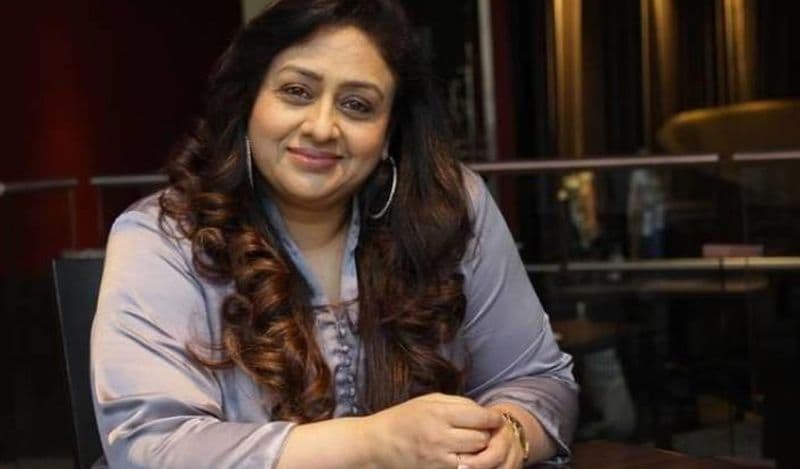 इसके अलावा बिंदिया ने पति जेपी दत्ता को लेकर कहा था कि 'वो दोनों बिल्कुल एक-दूसरे के विपरीत हैं। वो मुश्किल से बात करते हैं और बिंदिया हर टाइम बोलती रहती हैं।'