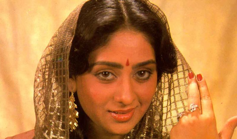 बताया जाता है कि बिंदिया को अपनी जिंदगी में वापस लाने की बहुत कोशिश की थी, लेकिन कोई फायदा नहीं हुआ और फिर वो जेपी दत्ता से शादी के बंधन में बंध गईं। 