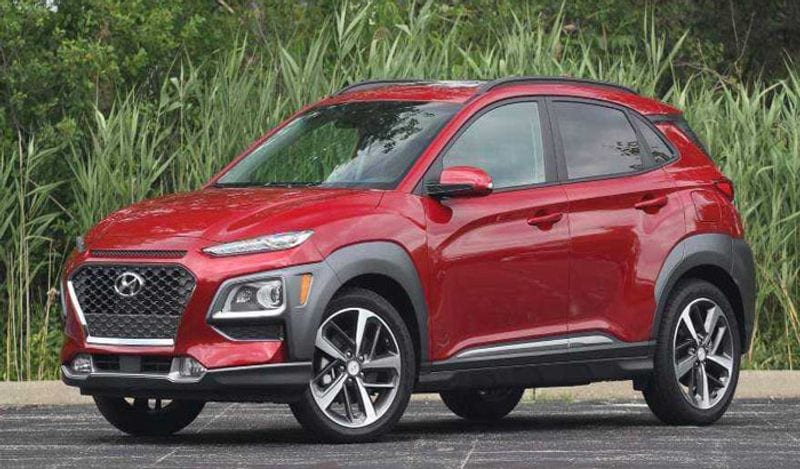 अभी इंडियन मार्केट में hyundai kona की प्राइस 23 लाख 75 हजार से शुरू होकर 23 लाख 94 हजार तक है। लेकिन अब कंपनी फास्टेस्ट चार्जिंग कार को मार्केट में उतारना चाहती है।
