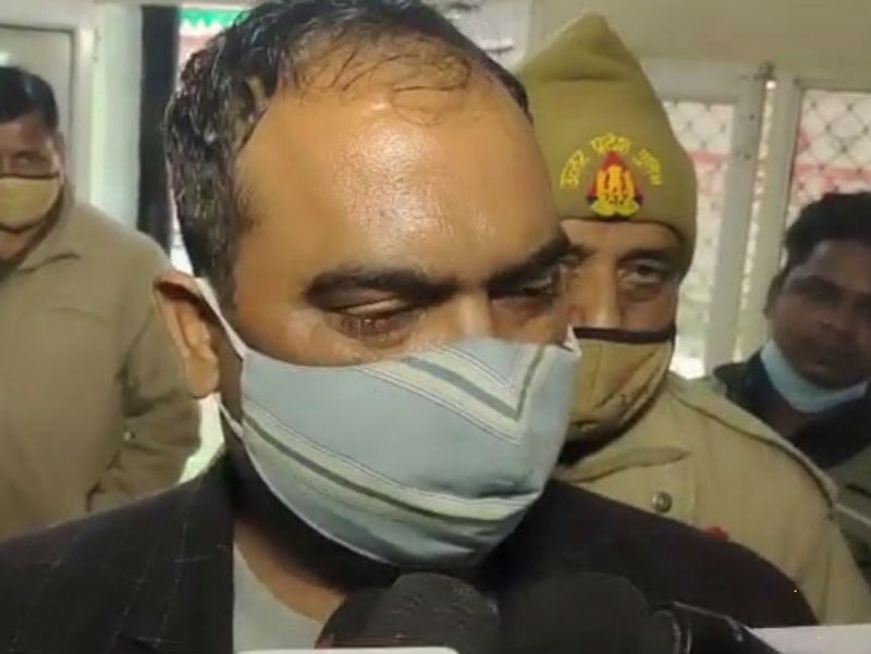 पेशी पर ले जाने के ठीक पहले अस्पताल में पूनम की नजर ठेकेदार अजय त्यागी पर पड़ी। जिसे वो पहचान गई और फिर उसने अपने पैर से जूता निकालकर अजय के सिर पर हमला कर दिया। इसका घटनाक्रम का वीडियो सोशल मीडिया पर वायरल है।